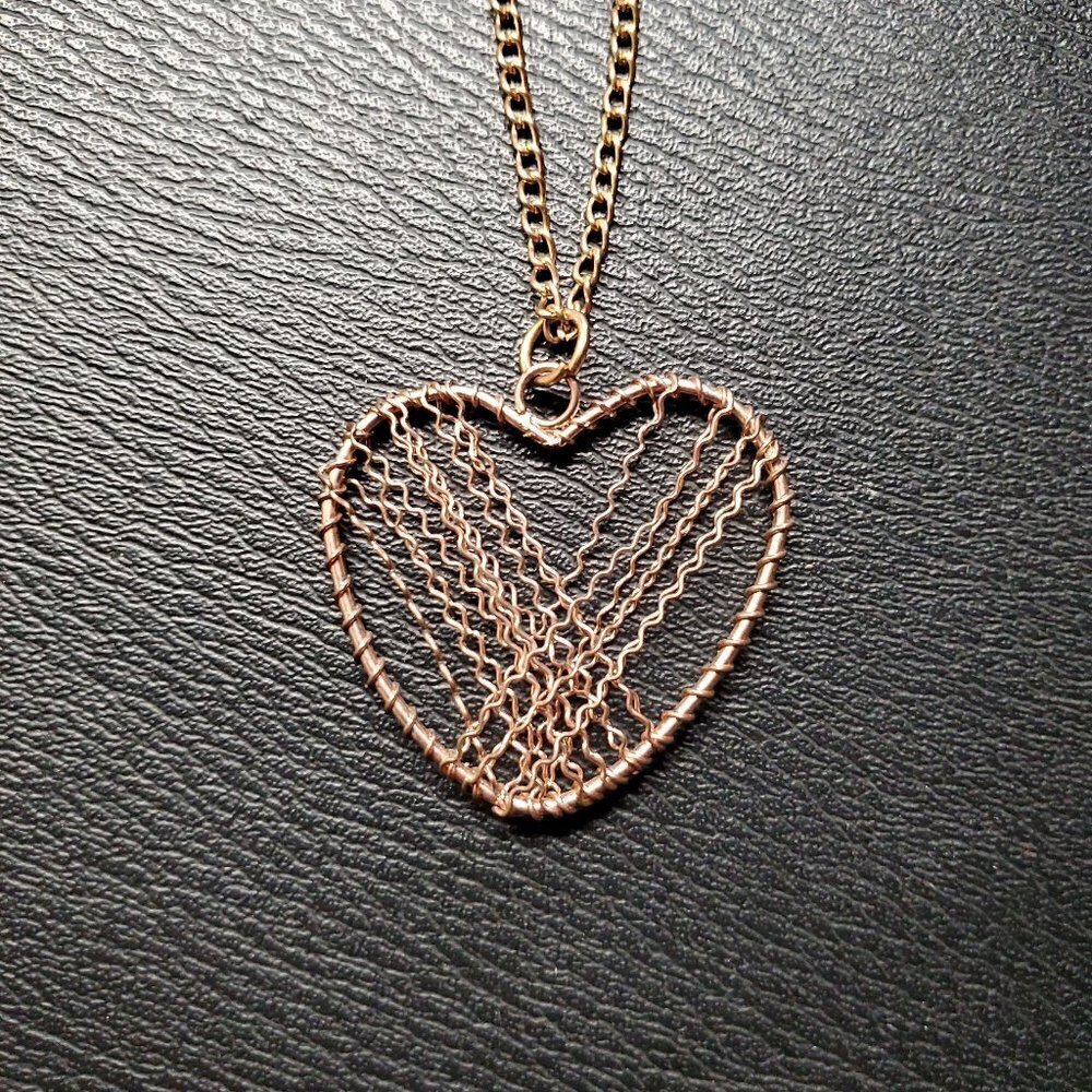 🚨Gold Tone Wired Heart Y2K Necklace